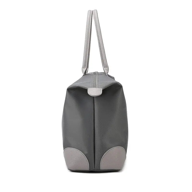 Sac de voyage posé sur une surface en bois