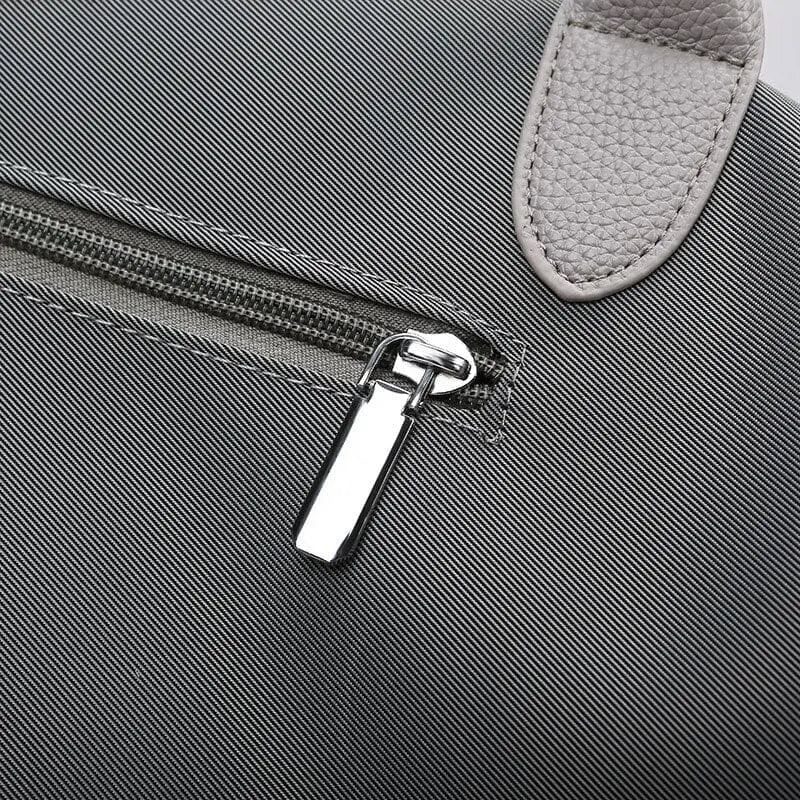 Vue latérale du sac montrant sa profondeur