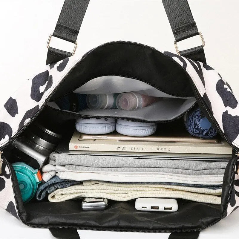 Sac de voyage motif léopard avec poches multiples visibles