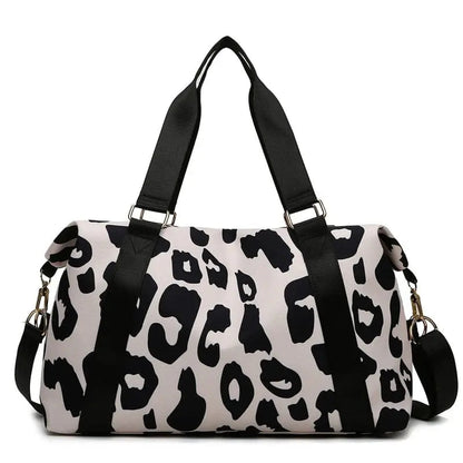 Version noire du sac léopard, élégante et pratique pour voyager