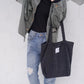 Tote bag noir en velours côtelé, pratique et élégant