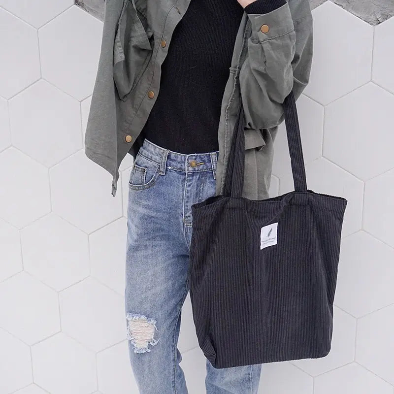 Tote bag noir en velours côtelé, pratique et élégant