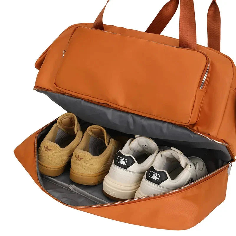 Vue latérale du sac de voyage avec poches extérieures