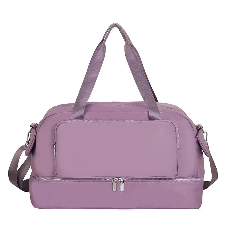 Sac de voyage violet avec fermeture éclair visible