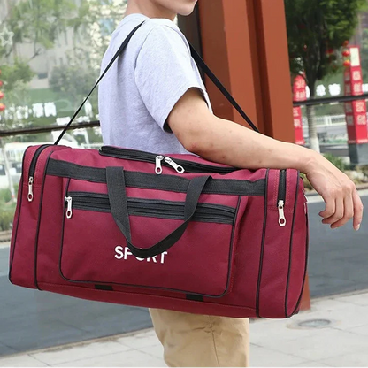 Version rouge du sac de sport avec détails noirs