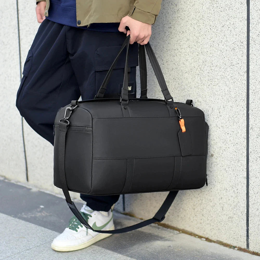 Étiquette de bagage attachée au sac pour identification facile