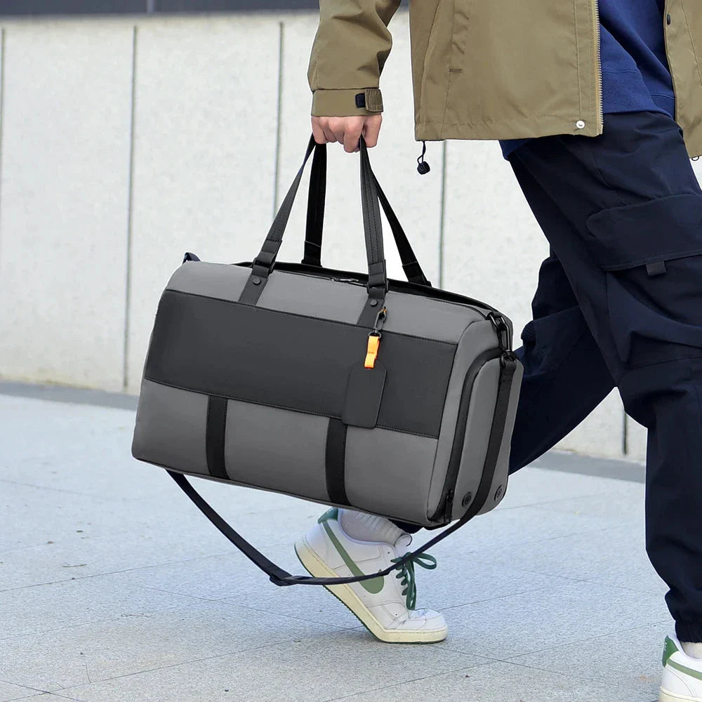 Sac de voyage posé sur une surface, montrant sa robustesse