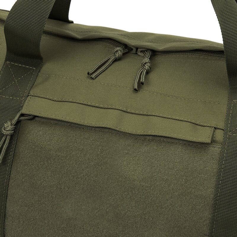 Vue arrière du sac militaire, mettant en avant les coutures solides