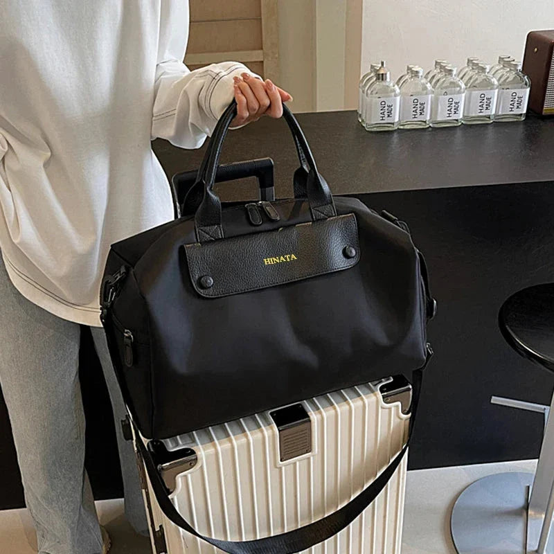 Sac de voyage personnalisé avec initiales dorées sur fond blanc