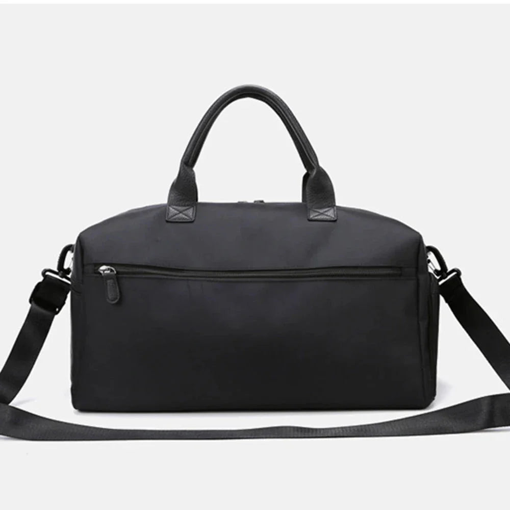 Sac de voyage ouvert montrant l'intérieur spacieux et organisé