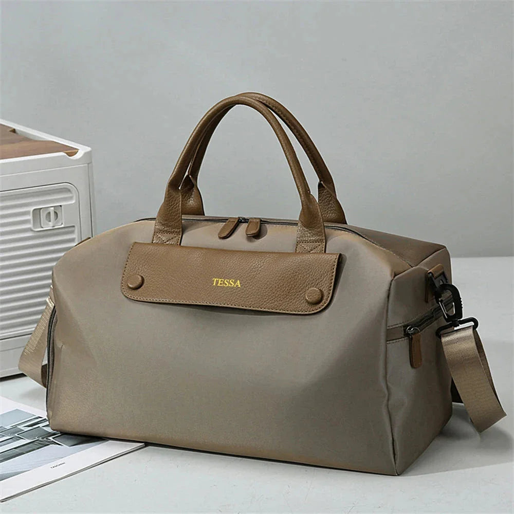 Sac de voyage kaki avec finition dorée et design élégant