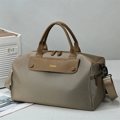 Sac de voyage kaki avec finition dorée et design élégant