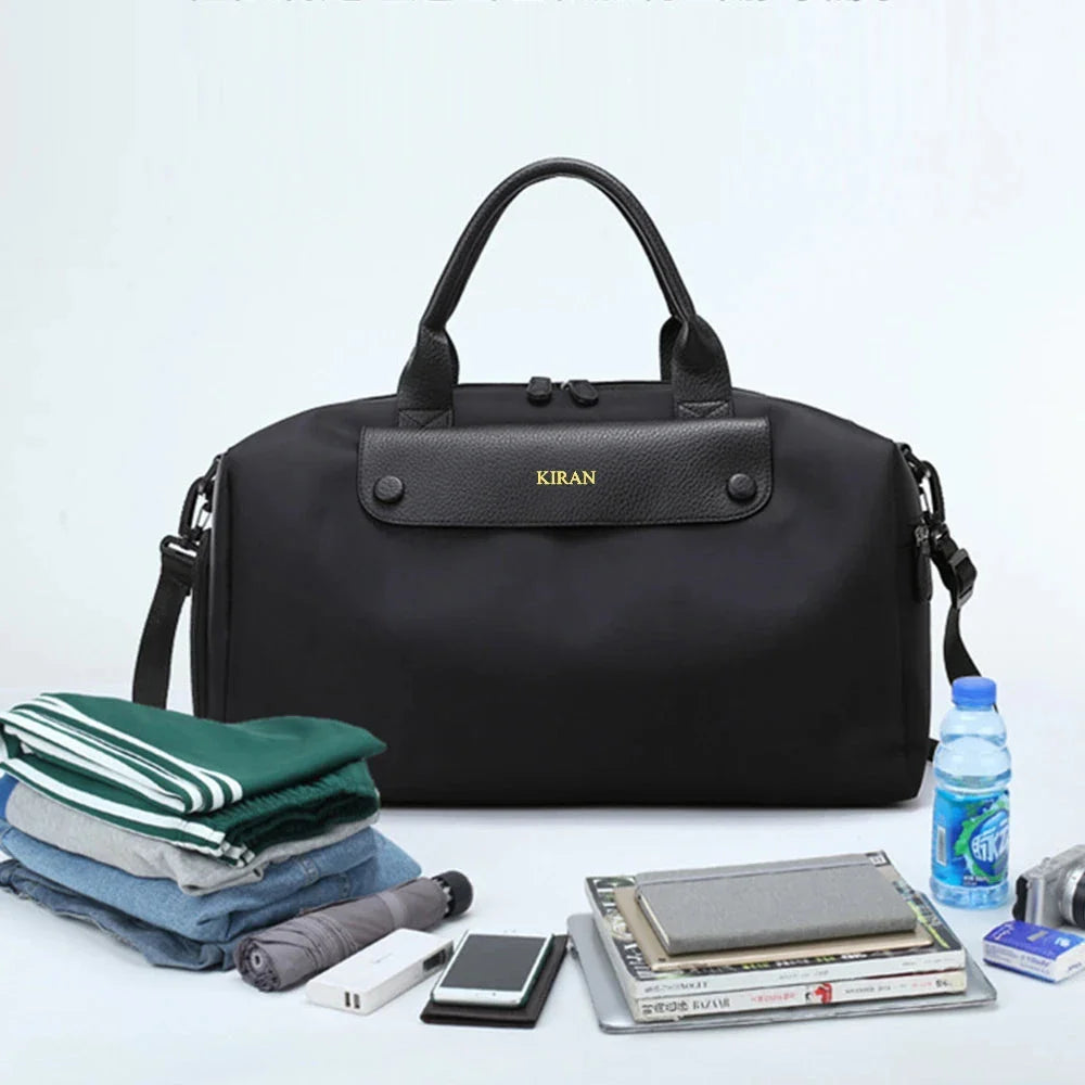 Sac de voyage noir avec bandoulière et poignées robustes