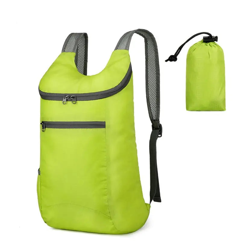 Sac à dos plié, montrant sa taille réduite pour le transport