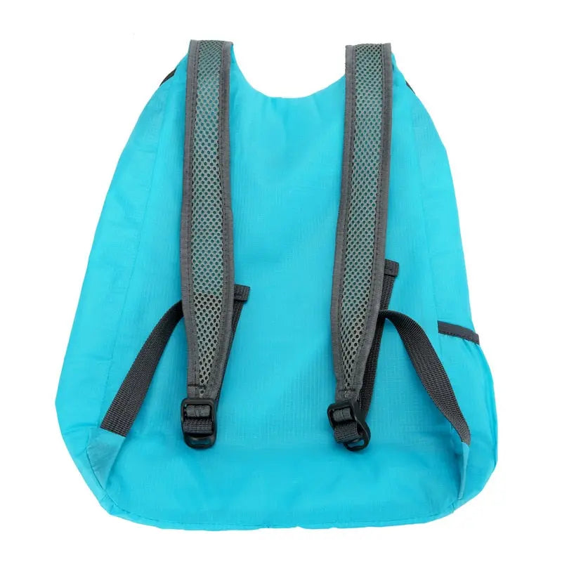 Sac à dos en nylon, démonstration de sa légèreté