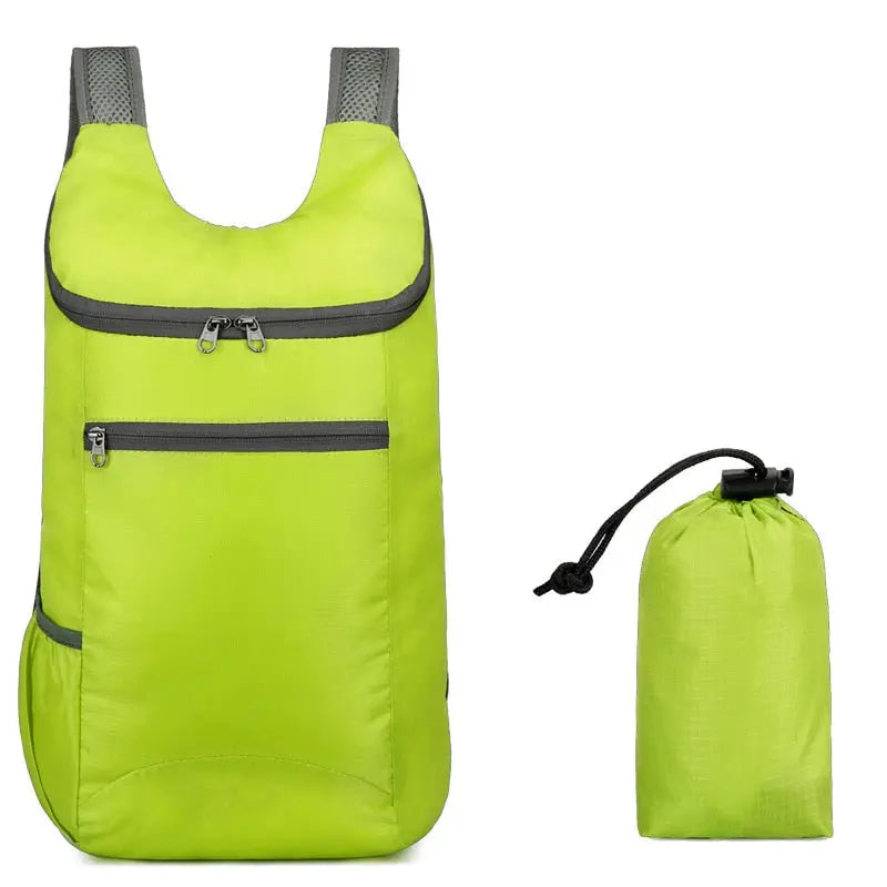 Sac à dos vert, démonstration de sa capacité de 20 litres