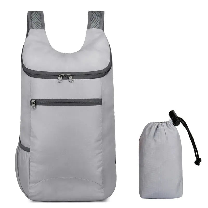 Sac à dos gris, détail du tissu imperméable et résistant