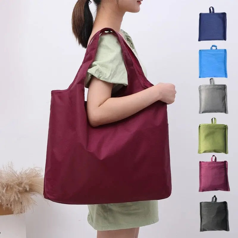Sac plié en forme compacte, couleur beige, sur fond blanc