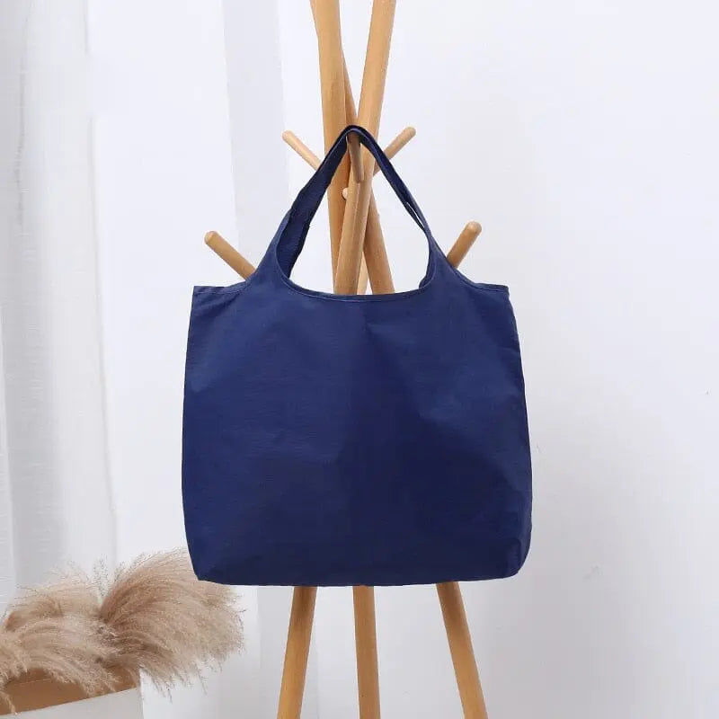 Sac de voyage pliable bleu marine, ouvert et prêt à l'emploi
