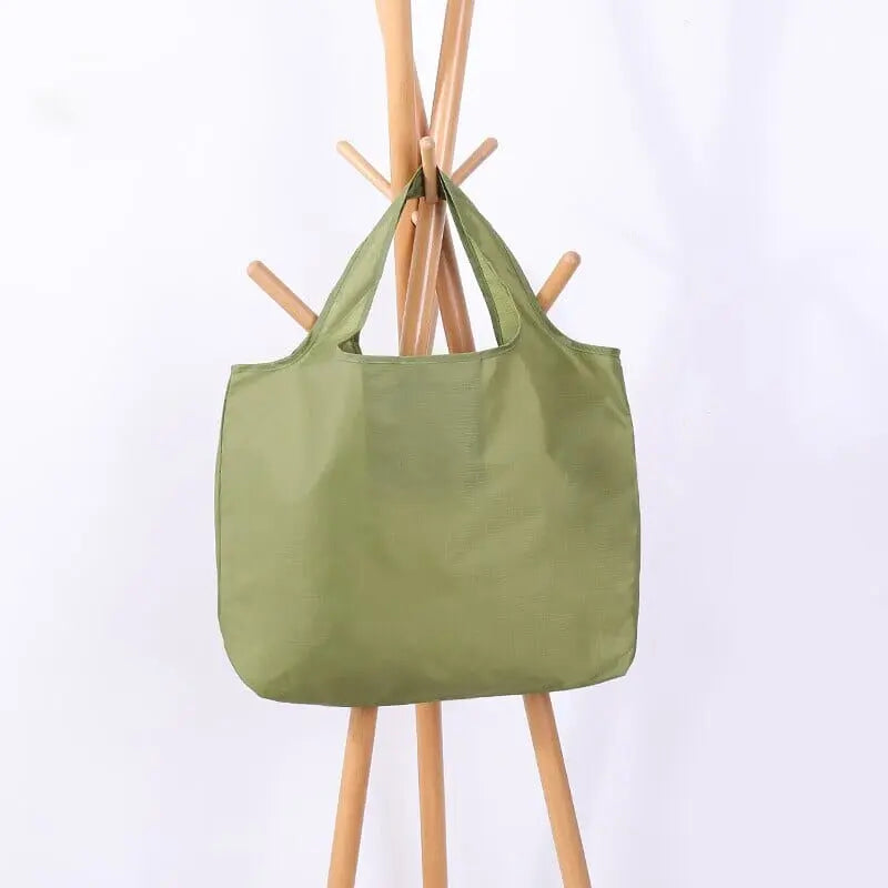 Sac vert pliable, vue de dessus, montrant les détails du tissu
