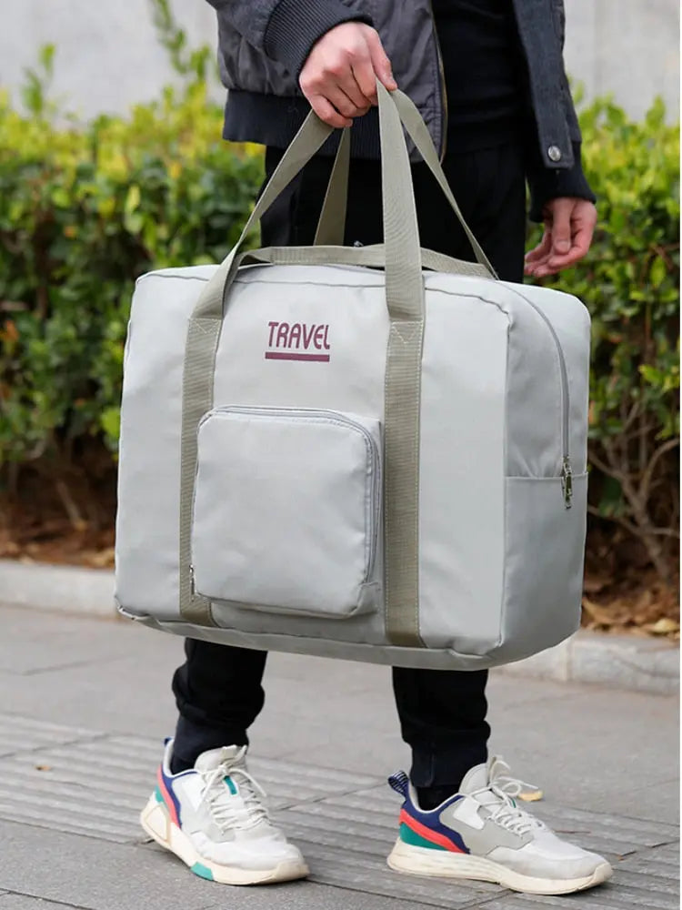 Sac en cours de pliage, démontrant sa flexibilité