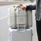 Sac plié à côté d'une valise pour comparaison