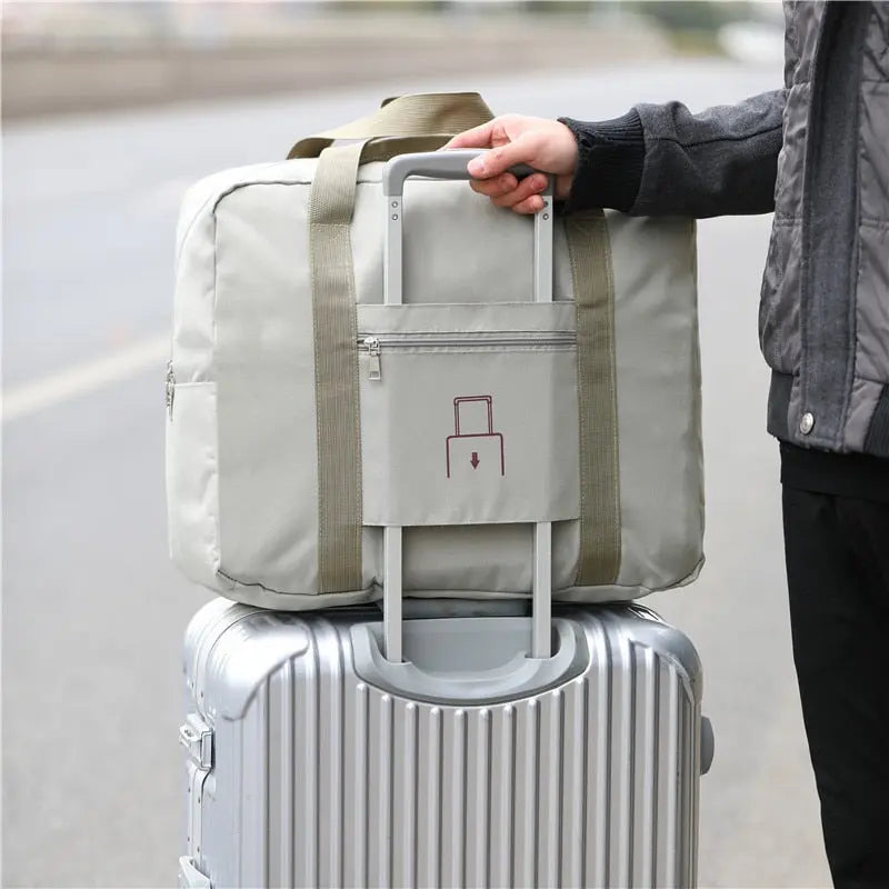 Sac plié à côté d'une valise pour comparaison