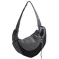 Vue de face d'un sac noir pour chien, bandoulière réglable