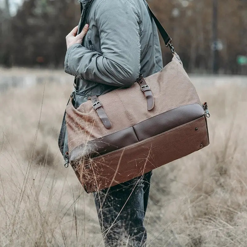 Sac de voyage ouvert avec vêtements rangés à l'intérieur