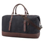 Sac de voyage vintage posé sur une surface en bois