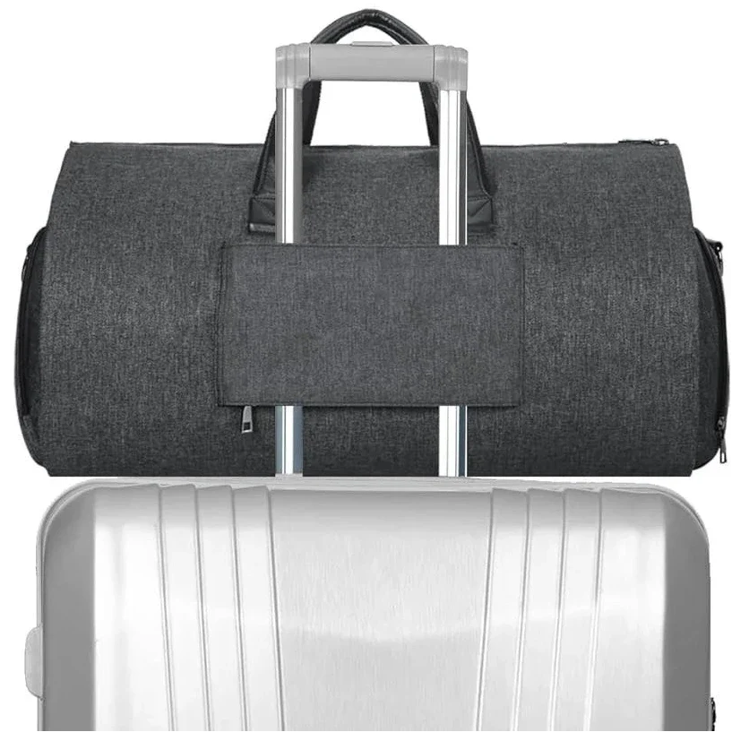 Sac homme ouvert avec costume et accessoires rangés
