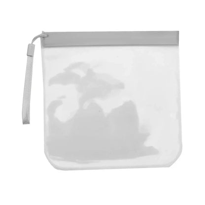 Vue de côté d'un sac refermable gris pour liquides en avion