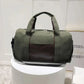 Sac polochon vintage en toile posé sur une surface en bois