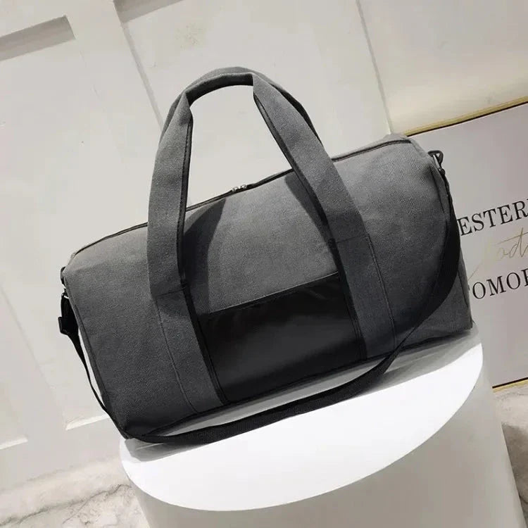 Sac polochon gris en toile robuste sur fond neutre