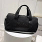 Sac noir élégant avec détails en cuir et fermeture éclair