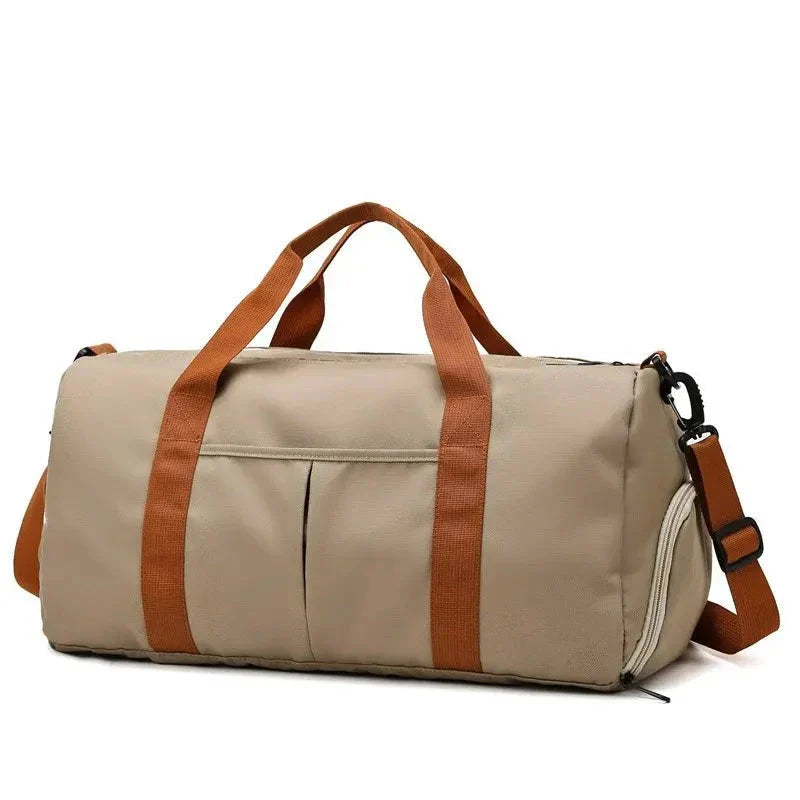 Sac polochon camel avec design moderne et épuré