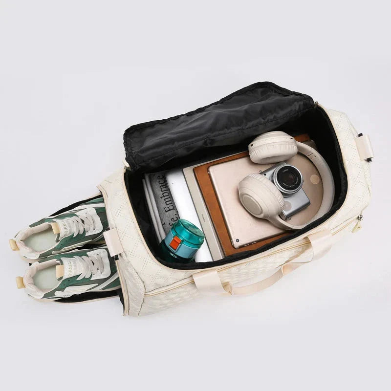 Vue de côté du sac de voyage spacieux