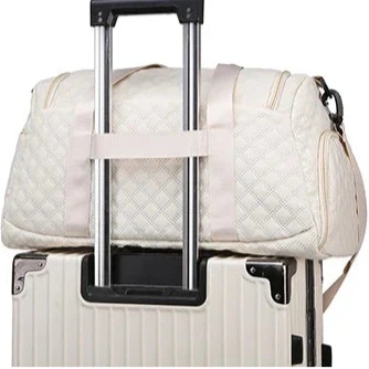 Sac de voyage avec bandoulière et poignées robustes