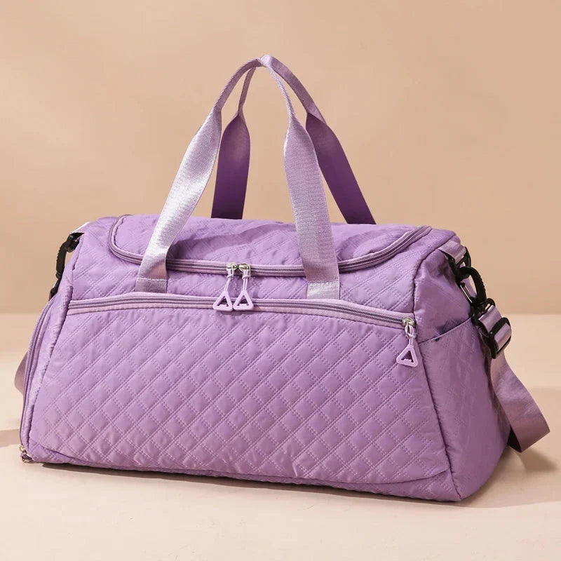 Sac violet avec design chic et pratique