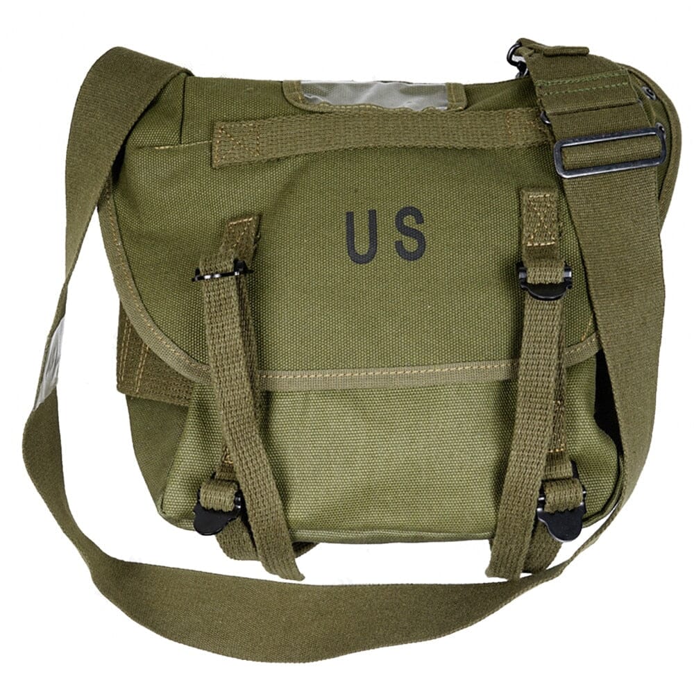 Sac kaki vintage posé sur une surface en bois, design militaire