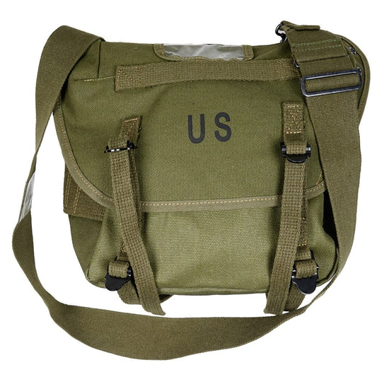 Sac kaki vintage posé sur une surface en bois, design militaire