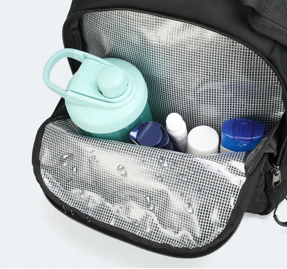 Vue intérieure du sac montrant les multiples compartiments spacieux