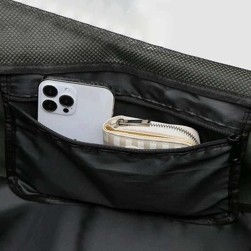 Sac de voyage posé sur une surface, illustrant sa conception élégante