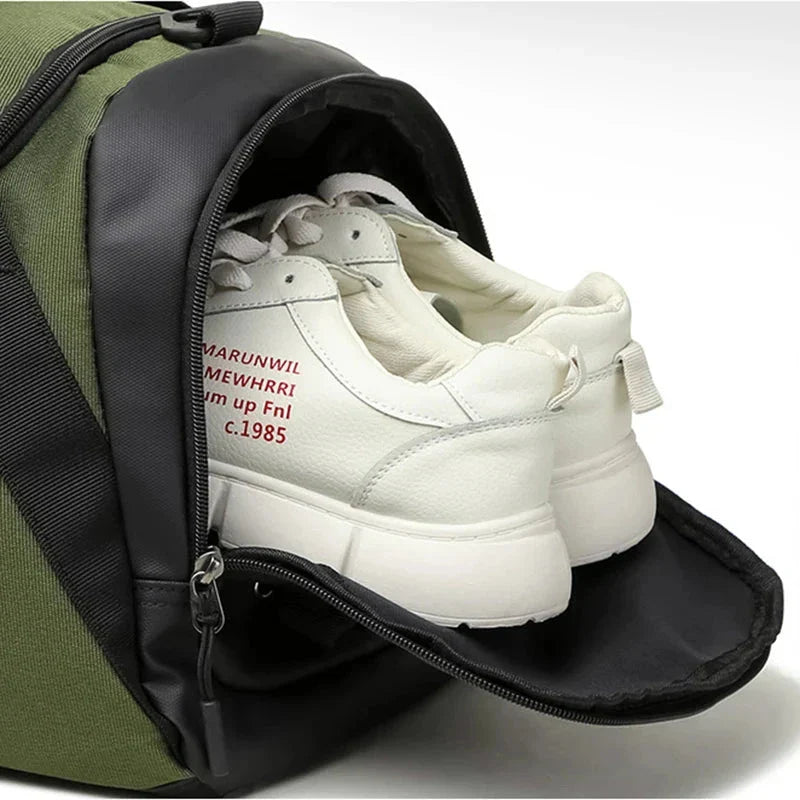 Sac de voyage ouvert montrant l'espace dédié pour les chaussures