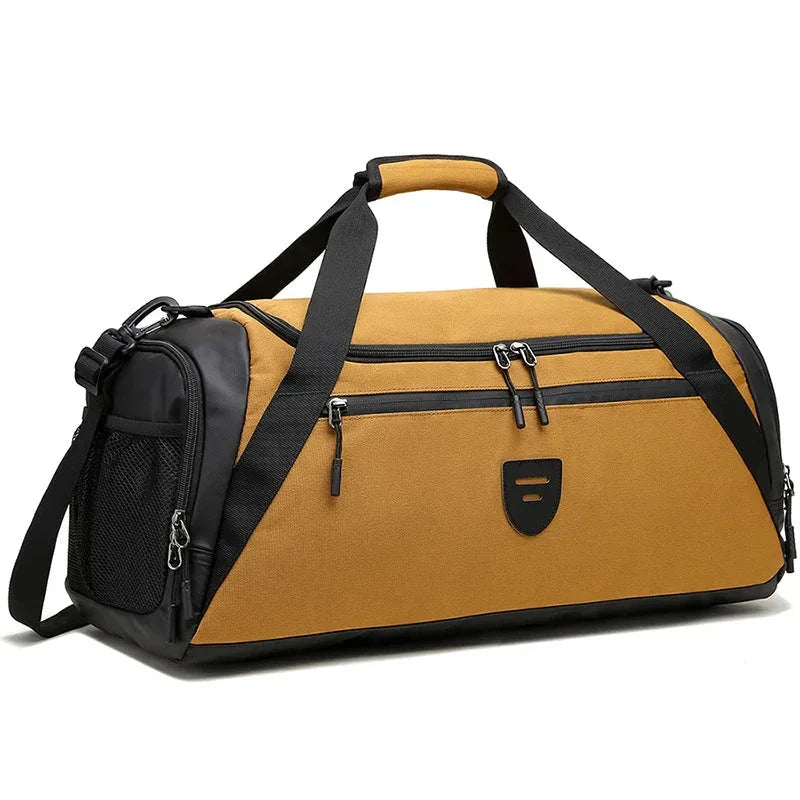 Sac de voyage couleur camel, soulignant le design moderne