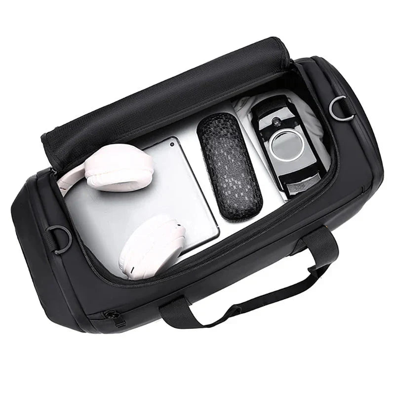 Étiquette de bagage attachée au sac pour identification facile