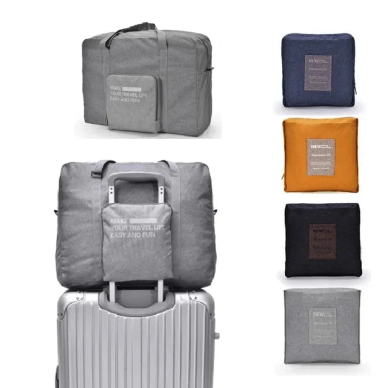 Sac de voyage pliant gris, format cabine, sur fond blanc