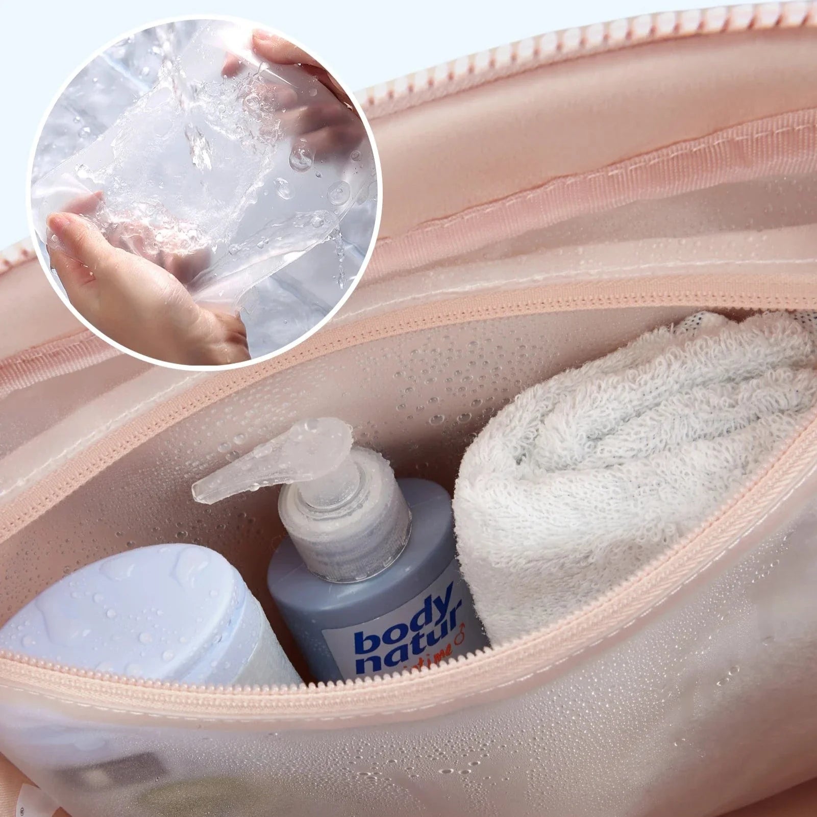 Vue de dessus du sac week-end matelassé ouvert