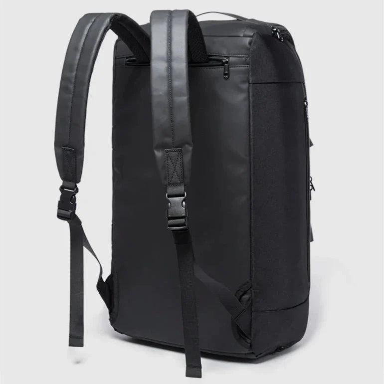 Sac noir porté en mode sac à dos