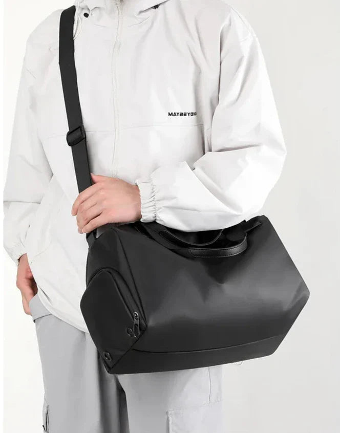 Vue latérale du sac montrant les petites poches extérieures